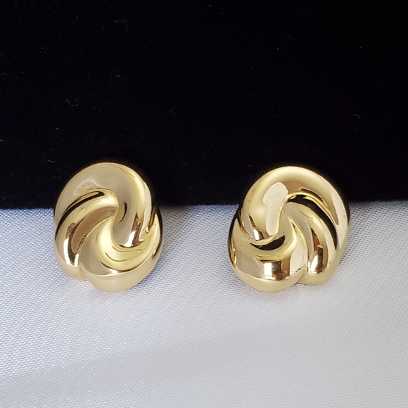 Trifari Gold-ToneVintage Earrings Pierced - Picture 2 of 9
